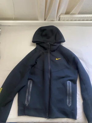 Nike Nocta tracksuit svart - Svart Nike nocta tracksuit passar som S, helt ny har andvänds ett par gånger men passformen passade inte mig.