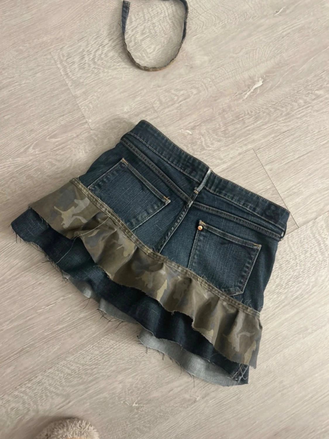 Jeanskjol med volang och camouflage - 1