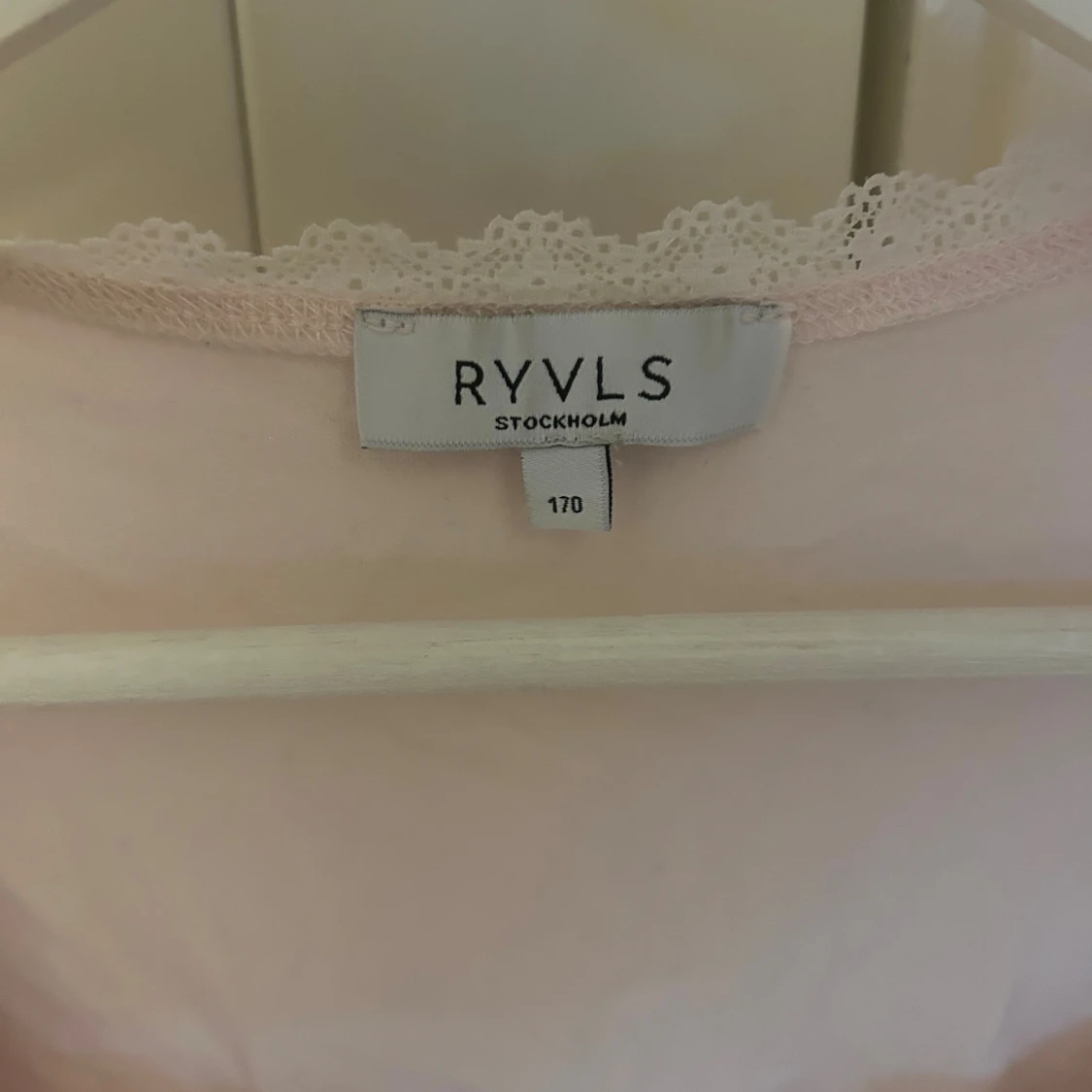 Ljusrosa topp med spets från RYVLS - 2