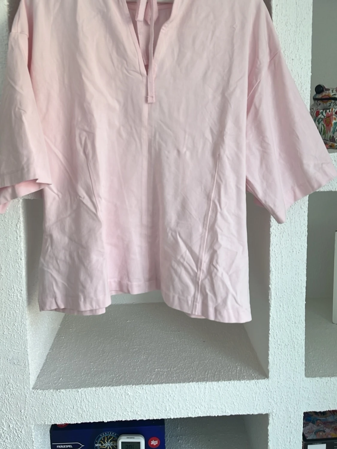Ljusrosa blus med en söt liten rosett i nacken - 1