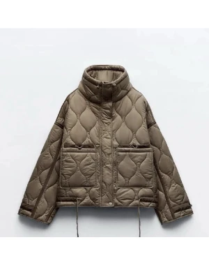 Olivegrön Zara jacka  - Stilren olivgrön pufferjacka med unik quiltad design och hög krage. Jackan har två stora framfickor, dragsko i nederkant och bred passform. Perfekt för kalla dagar och ger en trendig look. Den är L men passar som M, perfekt nu för våren!