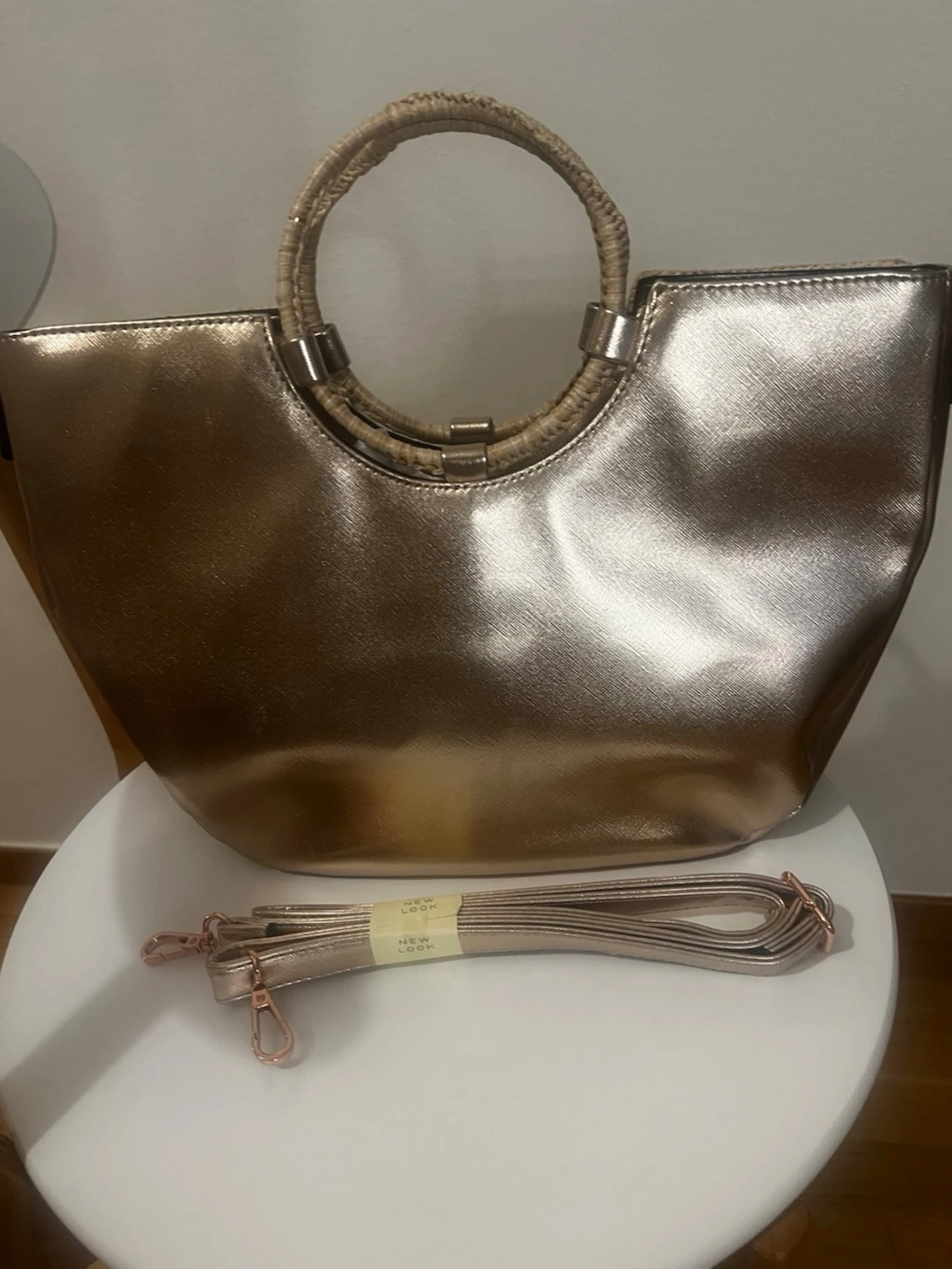 Metallisk handväska med flätade handtag - 1