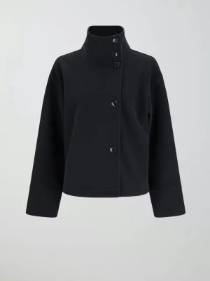 Gina short felt jacket - Stilren svart kappa med krage och knäppning framtill. Kragen går även att vika ned för en v formad siluett. Storlek xs men ganska generös i storlek så passar nog en s/m också. Perfekt för dig som gillar minimalistisk design och vill ha en modern look.