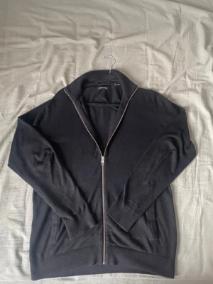 Svart ziptröja från Jack and Jones - Svart ziptröja från jack and Jones med hel dragkedja framtill och ståkrage.           Pris kan diskuteras vid snabb affär