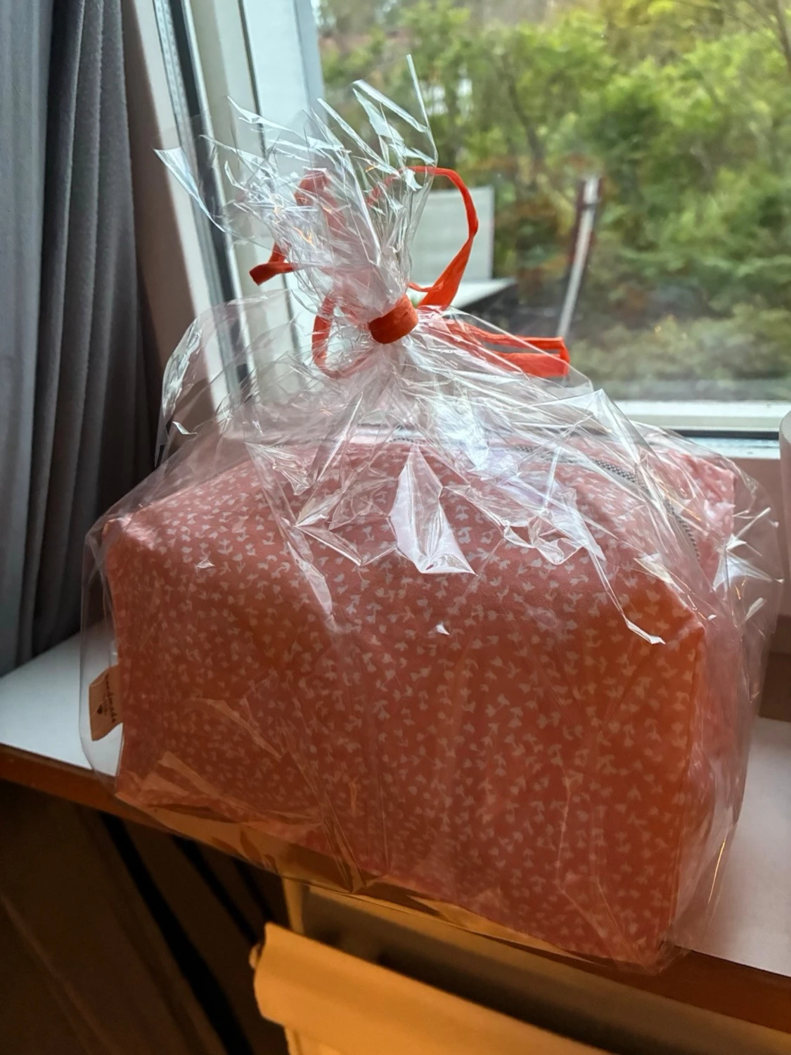 Rosa necessär med vita mönster