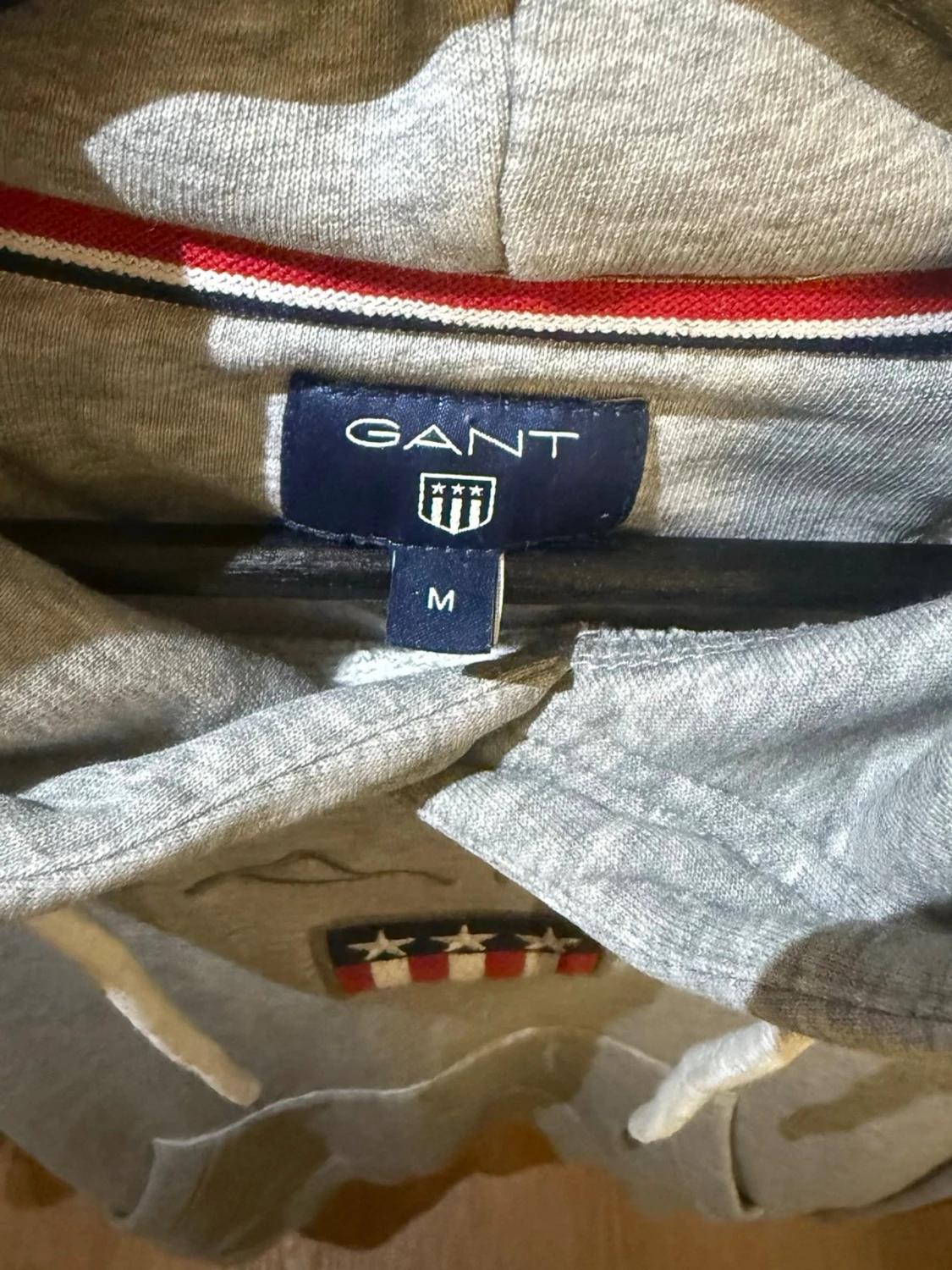 Grå hoodie från GANT med logga - 4