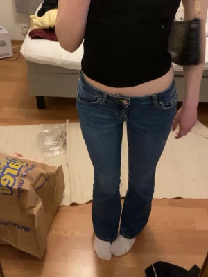 Mörkblå jeans  - Assnygga