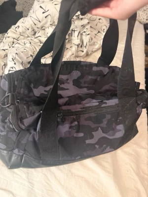 Björn borg duffle väska  - ser hyffsat bra ut. Är svart och mörk blå/lila