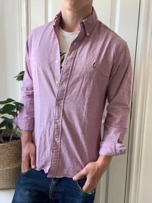 Ralph lauren skjorta slim fit stretch oxford - Ralph lauren skjorta slim fit stretch oxford - den bästa skjortan RL har att erbjuda. Inga defekter! Modellen i bilderna är 180 cm 75 kg och bär Storlek M slim fit , Kom med frågor! 🌟 (Kan gå ned i pris vid köp av paket 😉) 