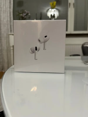 Apple AirPods Pro 2 USB-C - Apple AirPods Pro 2 helt oöppnad i oringalförpacking serienumret funkar, kvitto finns. Levereras i originalförpackning. Vid frågor eller funderingar så är det bara att skriva!