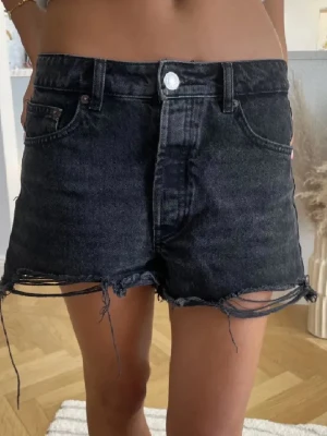 Svarta jeansshorts  - Perfekta svarta jeansshorts🖤