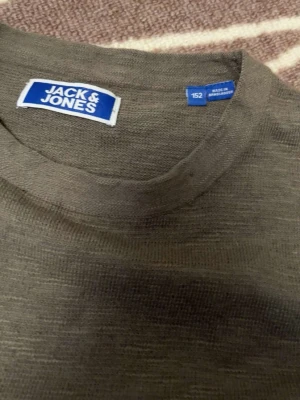 Grön Jack jones tröja  - Säljer en Jack and jones tröja grön i storlek 152 