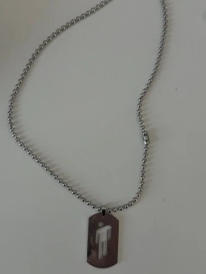 billie eilish silver dog tag - sätter ihop dem hemma själv, halsbandet är cirka 50 cm långt och knappt använt. Inspireras av billie eilish merch 🩷