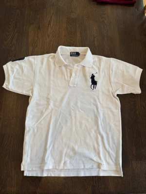 Polo ralph lauren piké  - Otroligt sällsynt piké med den stora ponyn som aldrig kommer att produceras eller säljas i butik nånsin igen. Köpt för ca 15 år sedan i srilanka priset kan diskuteras