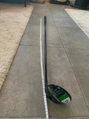 Kontakta pris! - Säljer en Callaway Epic Flash golfklubba med svart skaft och gröna detaljer på klubbhuvudet. Greppet är svart med struktur för bättre grepp. Perfekt för dig som vill ha en driver med modern design och coola färgdetaljer.