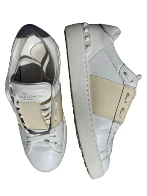 Valentino Garavani Skor - Valentino Garavani Skor i stl 37. Cond 9/10, väldigt bra skick. Mycket stilrena o fräscha skor till sommaren! Ny pris 3199, vårat pris 1999. Hör av dig vid minsta lilla fundering.