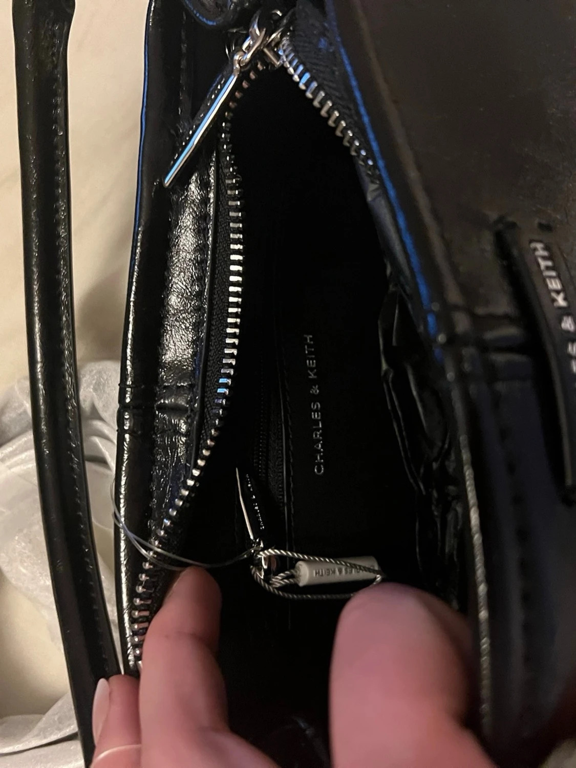 Svart handväska från Charles & Keith - 1