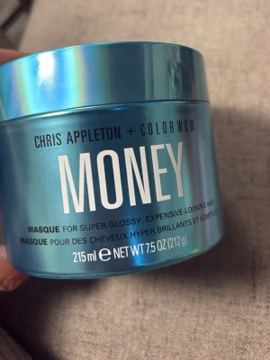Color Wow Money hårmask 215 ml - Säljer en hårmask från Chris Appleton + Color Wow, modellen Money. Burken är metallicblå och innehåller 215 ml. Masken är framtagen för superglansigt och lyxigt hår. Perfekt för dig som vill boosta glansen och mjukheten i håret.