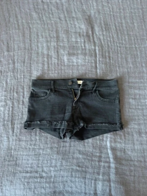 Svarta lågmidjade jeansshorts  - Snygga svarta jeansshorts med låg midja. Passar till allt och perfekta till varmare dagar.