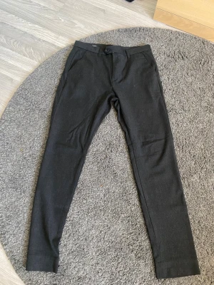 Kostymbyxa - Kostymbyxa från Jack and Jones, i storlek 30,32 inga slitage