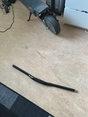 Svart styre till elscooter g2 funkar på andra skotrar också - Säljer ett svart styre till elscooter, tillverkat i metall med en böjd form för bättre grepp och kontroll. Passar de flesta elscootrar och är perfekt om du vill byta ut eller uppgradera ditt nuvarande styre. nytt pris 500