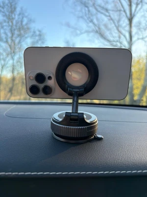 telefonhållare magsafe - Snygg och smidig magnetisk mobilhållare för bilen. Fästes enkelt på instrumentbrädan och håller mobilen stadigt på plats med en stark magnetring. Svart färg och rund form, passar perfekt för handsfree-användning och navigation.