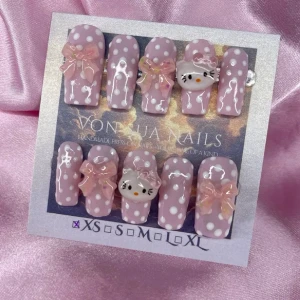PinkKitty (XS);Medium Square;Curved - Supergulliga handgjorda press-on naglar i ljusrosa med vita prickar, dekorerade med 3D-rosetter och Hello Kitty-detaljer. Naglarna har en glansig finish och en  medium lång square form. Perfekt för dig som vill ha en söt och lekfull look.XS: 14 mm, 11 mm, 11,5 mm, 10 mm, 8 mm 