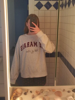 Skön college tröja ifrån HM - Avslappnad college tröja med texten Le Marais, ville de Paris, 1995 i storlek S ifrån HM. Lite oversized men inte överdrivet, har en fin passform.