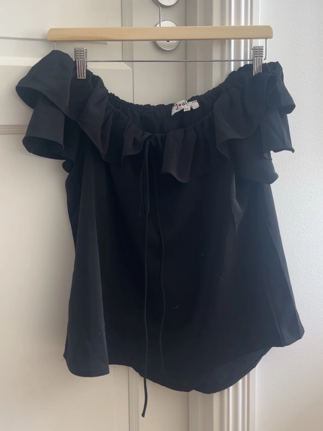 Svart offshoulder topp med volang - 1
