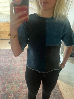 Denim jeans topp - Säljer denna jeanstopp från Diesel. Står ingen storlek men skulle säga att det är en S , lite croppad i modellen! ❤️‍🔥