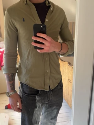 Skjorta Ralph lauren  - Ralph lauren skjorta i en riktigt snygg färg. Använd ett par gånger och inga defekter. Skriv vid frågor! 🙌