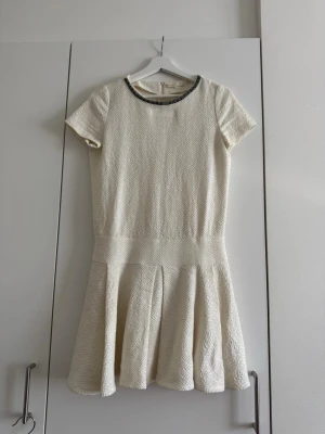 Maje klänning - Säljer min Maje klänning med pärldetajer runt halsen. Den är cremefärgad,  mix av vit och beige. Storleken är 1, alltså S. Köpt för 1000kr, säljer för 400kr.🌸🌺