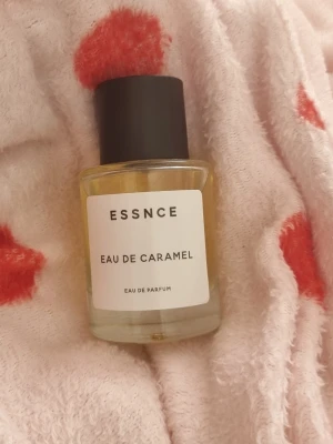 Eau de Caramel, Essnce  - Eau de Caramel från Essnce, 50 ml. Endast testsprayad