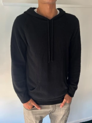 Davida Kashmir hoddie - Stilren Kashmir hoddie i högsta kvalitet Kashmir!😍Storlek L sitter som M/L‼️ Modellen på bilden är 187 Cm lång och väger 70 Kg!🙌