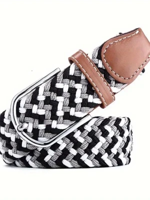 Svartvitt flätat bälte med läderdetalj - Snyggt flätat bälte i svart, vitt och grått med bruna läderdetaljer och silverspänne. Perfekt accessoar för att lyfta din outfit med en modern touch. Bältet har ett klassiskt mönster och passar till många olika stilar. Kom dm vid frågor/bilder!