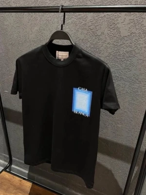 Casablanca tshirt - Svart t-shirt från Casa Blanca med blått och vitt grafiskt tryck samt texten 'CASA BLANCA' på både bröstet och ryggen. Klassisk passform och rund halsringning. Perfekt för en stilren och modern look.