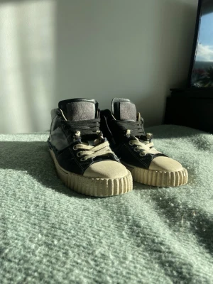 Maison margiela  evolution  - Maison margiela new evolution i bra skick!! De är i storlek 41 men skulle säga att de passar 42. Box ingår. Priset kan diskuteras  Fråga vid funderingar!!! Jag rengör dom även till bästa skick.