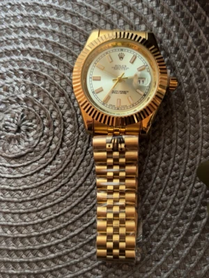 Klocka  - Hej! Jag säljer en fint klocka som är helt nytt! För mer information jag är här! Priset kan diskuteras!!