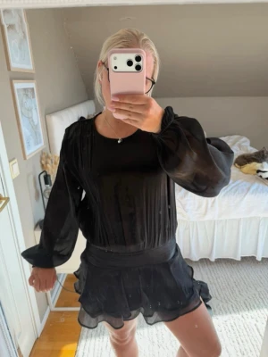 Svart miniklänning  - Skitsnygg klänning från Gina tricot. Säljer då jag inte använder. Klänningen har även en dragkedja vid sidan. 