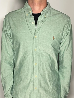 Ralph Lauren skjorta - Säljer en riktigt snygg och trendig Ralph Lauren skjorta i fint skick, storlek S, vid frågor är det bara att skriva //Gramenti