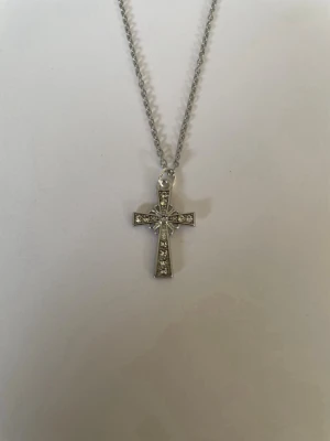 Halsband kors med silverstenar  - Min dotter och ja pysslar/ gör smycken som hobby.   Kedja 50cm rostfritt stål  Berlock : zinklegering  Bud accepteras inte