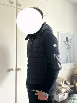 Moncler cardigan  - En knapp har lossnat inne i vänstra fickan syns inte och har kvar knappen så de går o fixa.