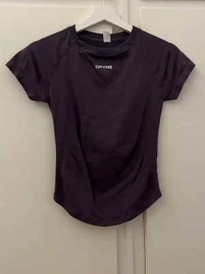 Tränings T-shirt - Säljer denna snygga tränings T-shirt i storlek M. Använd endast fåtal gånger därav bra skick!💖