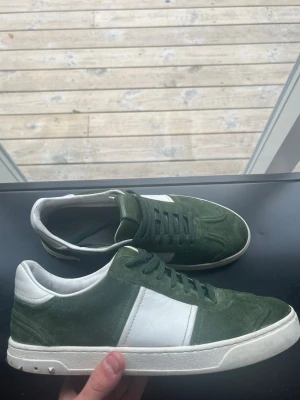 Valentino Flycrew  - Ett par feta & sällsynta Valentino Flycrews ||  Perfekta nu i vår / sommar || Storlek=43 || Skick ( 8.5/10) || Endast skorna medföljer || OBS! 3 nitar av men 2 nitar ingår || Hör gärna av er vid intresse! 
