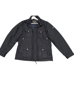 Woolrich Jacka - Riktigt fet woolrich jacka i storlek L. Skicket på jackan är 4/5. Vilket innebär att den inte har några tydliga tecken på slitage eller skador. Nypris ligger på 5000kr. Pris kan diskuteras!