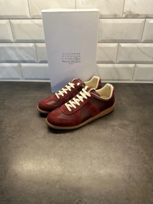 Maison Margiela skor  - Helt nya Maison Margiela skor. Den luktar tillomed helt nya. aldrig använda.Allt og medföljer Storlek:44 Skick:10/10 Priset är ej hugget i sten. 