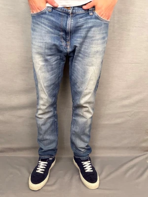 Nudie jeans - Säljer dessa sjukt feta nudie jeans! Size W33 L 28! Midja 46cm längd 100cm. Modell : brute knut. Sjukt feta jeans i super fint skick!. Hör av dig vid frågor eller funderingar 🤩