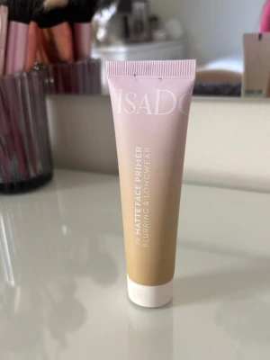 IsaDora Matte Face Primer - IsaDora Matte Face Primer Blurring & Longwear i en smidig tub med beige och rosa ton. Primern ger en matt finish och suddar ut ojämnheter för en jämnare bas. Perfekt för dig som vill ha en hållbar och fräsch look hela dagen.
