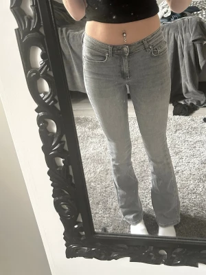 Grå bootcut jeans från ONLY - Snygga grå bootcut jeans från ONLY som är mid waist. (Jag är 170 och bär vanligtvis 36 i midjan)