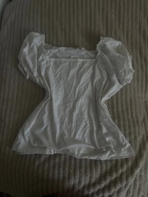Fin vit blus❣️ - Jätte söt vit blus från Odd Molly❣️ vet tyvärr inte storleken❣️ använts max 2-3 gånger❣️